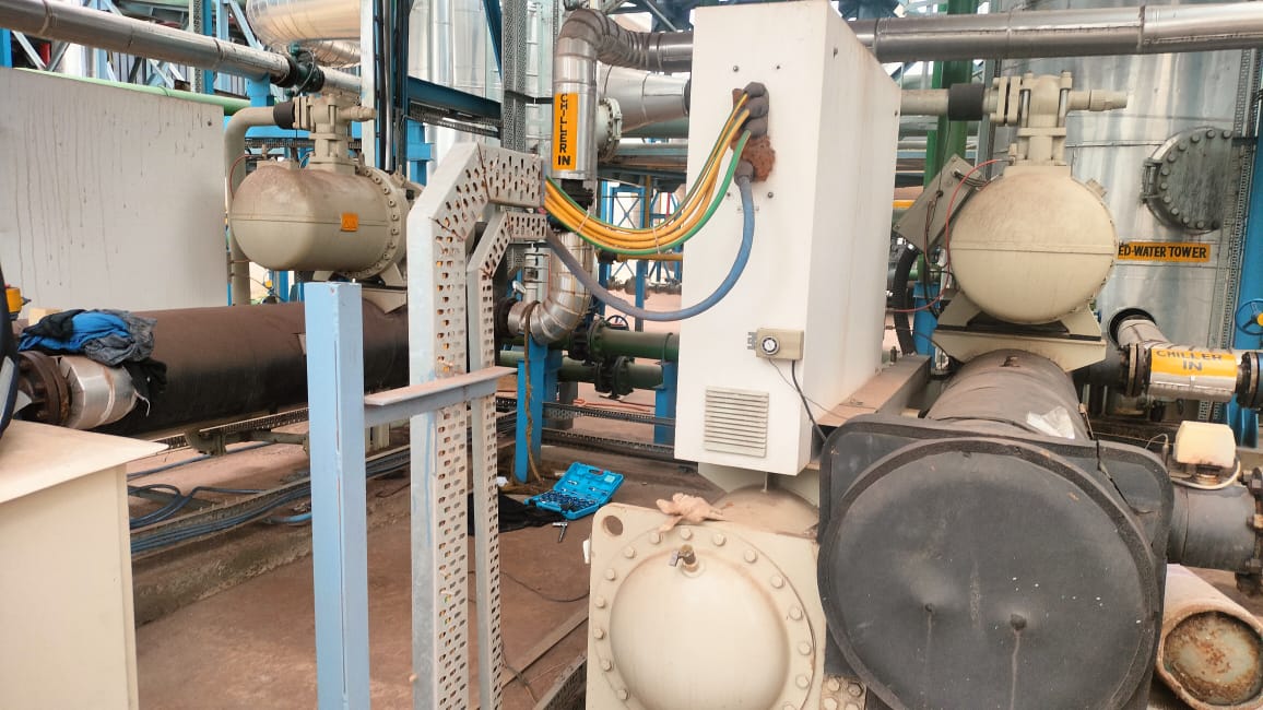 Screw compressor chiller circuits with tagged chiller inlet lines and control panel on the plant deck