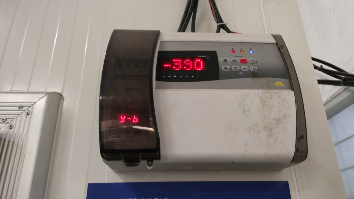 Room controller displaying −33.0 °C confirming blast freezer pull-down during the load test